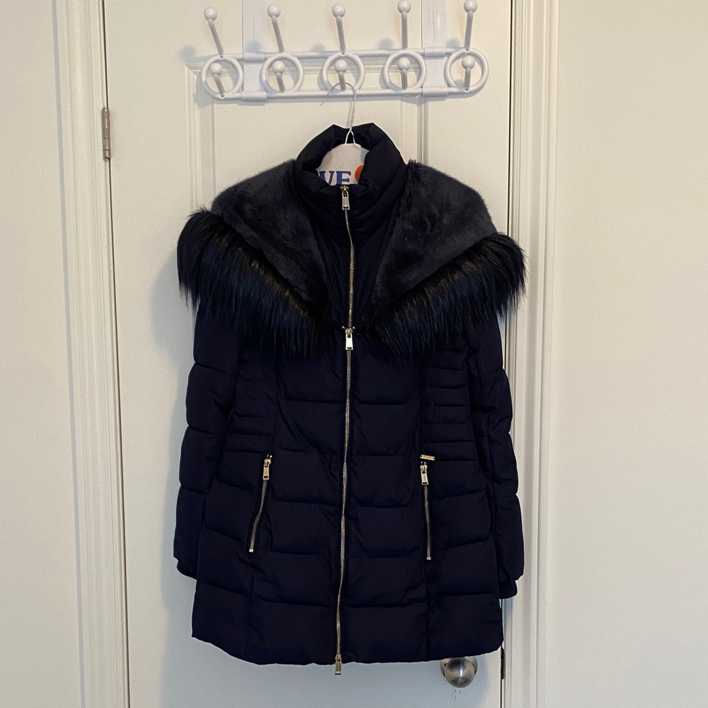 Guess Women’s Quilted Puffer Coat with beautiful Faux Fur Trim - Navy